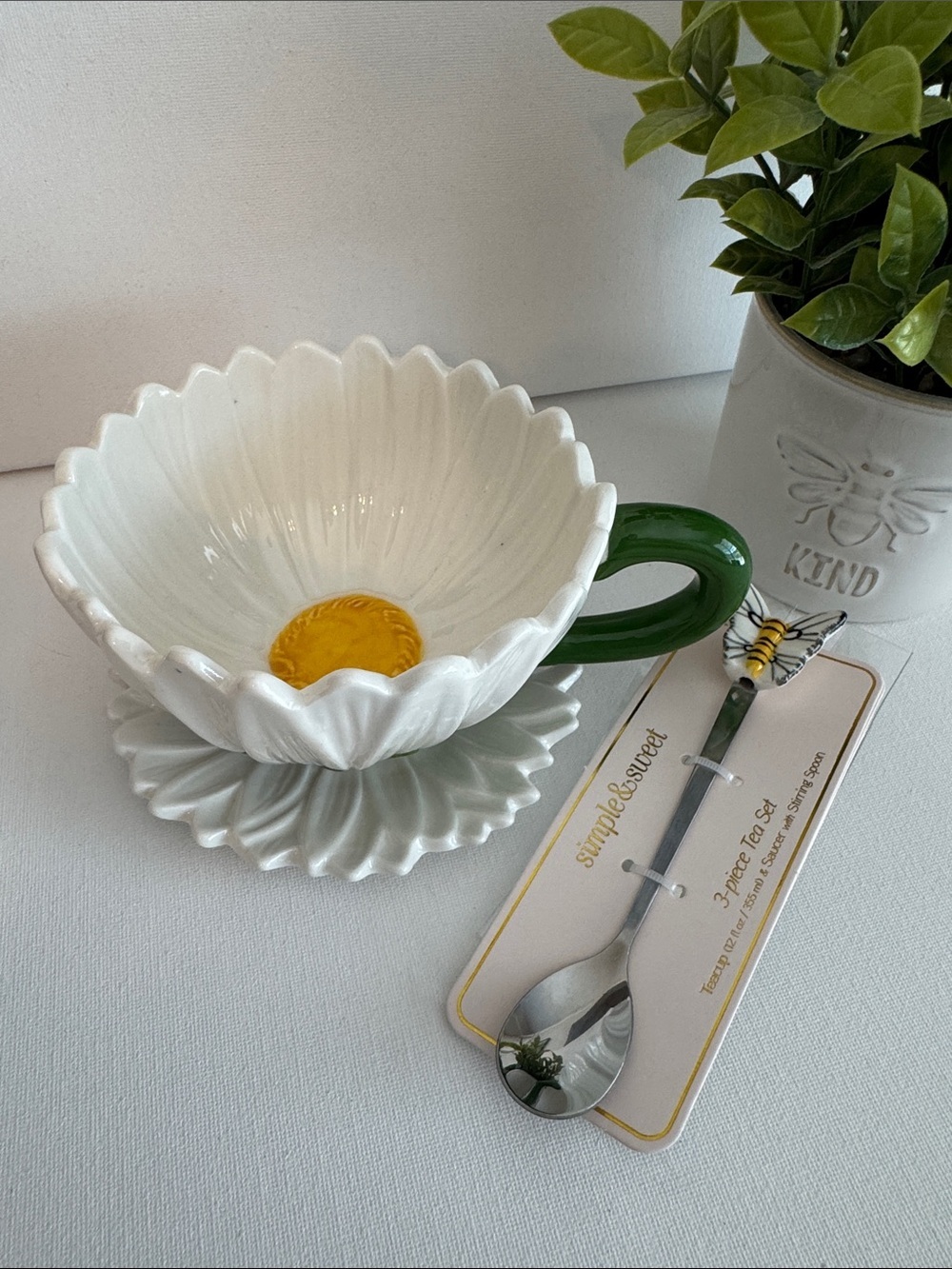 Simple & Sweet 3-Piece Daisy & Bee Tea Set